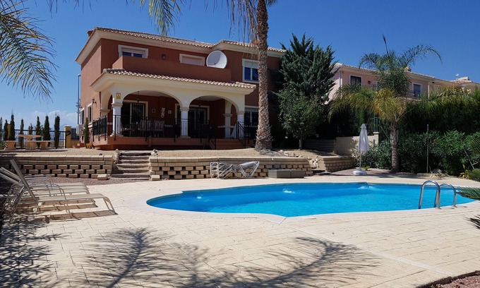 Hoya de los Patos Villa | A detached 5 bedroom villa with mature gardens and pool in Alicante