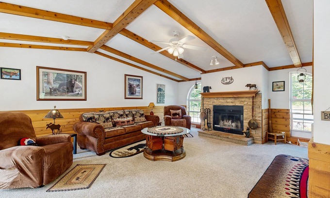 North Woodstock House | A dog (and your) paradise near town, skiing, hiking & local attractions