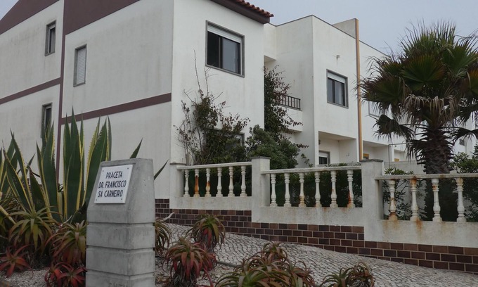 Praia de Santa Cruz Villa | A few meters from a magnificent beach for surfing.