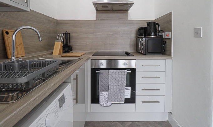 Renfrew Apartment | A fully equipped flat in a residential area not far from Glasgow Airport and M8 Motorway.