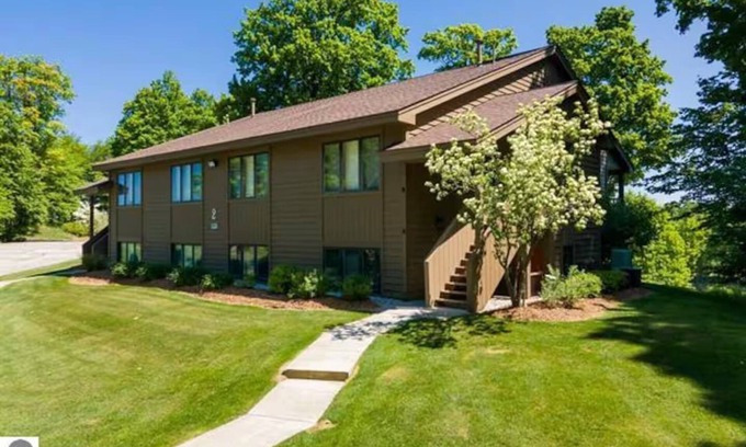 Kewadin House | 🍁 A-Ga-Ming 2BR Escape | Torch Lake Views + Golf ➠ 755