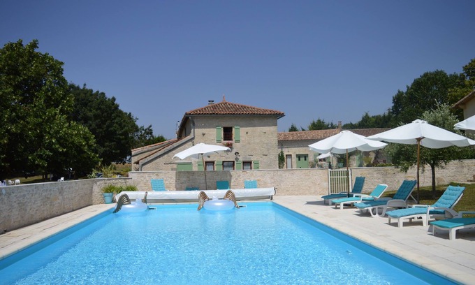 Saint-Pierre-d'Amilly House | A gite for 2 people in an estate of 6 gites