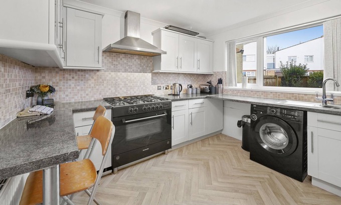 Reading House | A Great 4 bedroom house in Reading with free parking.