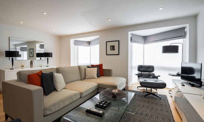 Queen's Park House | A Hint of Pink - Three Bedroom House, Sleeps 6