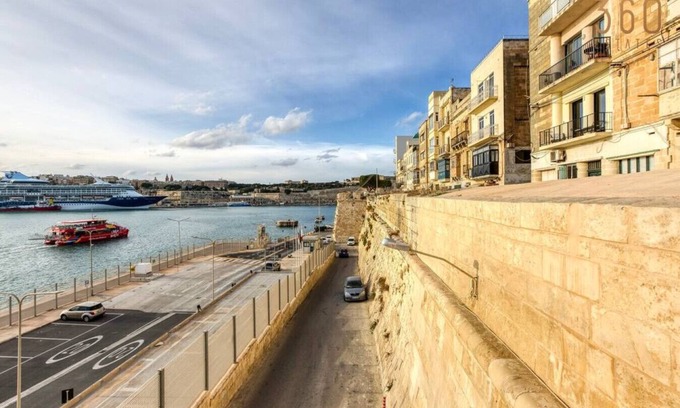 Senglea Apartment | A lovely, 1BR home with lovely views in Isla