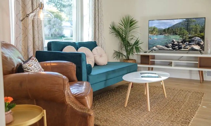 West University House | A Modern Minimalist's Dream- near DT, UNR & FWY