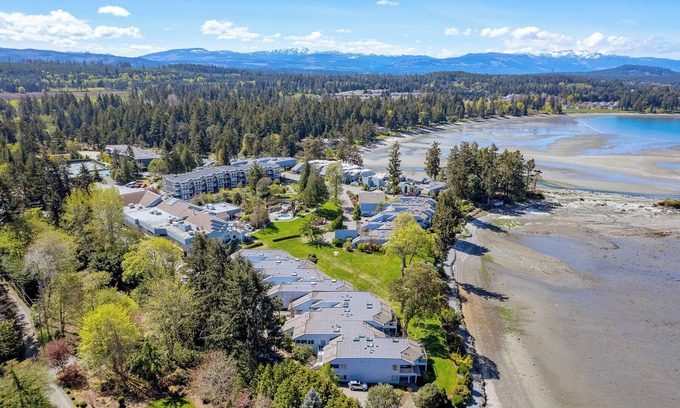 Regional District of Nanaimo Resort | A newly renovated studio w/a kitchenette and 2 beds @ the Pacific Shores Resort