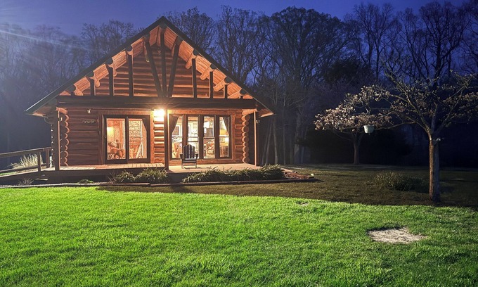 Shelbyville Cabin | A Novel Stay 3bd log cabin with Hot tub in amazing Shelbyville, IL. 3.5 acres.