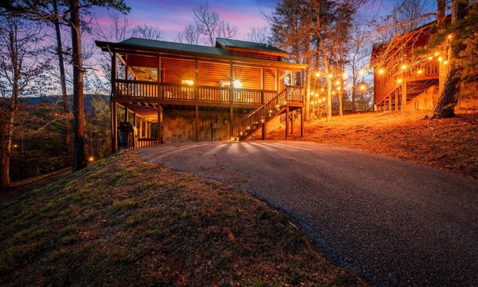 Gatlinburg - Pigeon Forge Cabin | A Peaceful Retreat- Hot Tub, Pool Table, Fire Pit