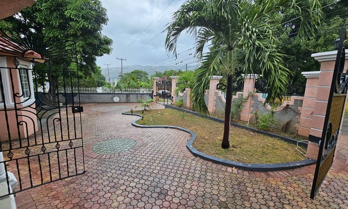 Havendale House | A quiet & peaceful house offering you a stylish, lavish upscale residential tone