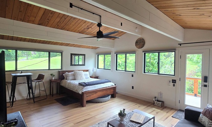 Douglas County House | A Restful Studio Near a Creek and Forest - Pets