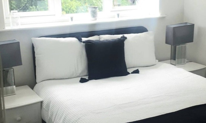 Wolverhampton Apartment | A&S properties (no guest fees) near city centrenn