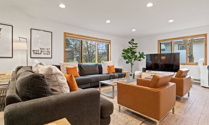 Jackson House | A Spacious Home Walking Distance to Town Square w JH Property Management