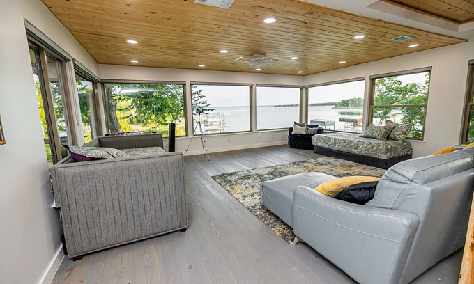Lake Bridgeport House | A Spacious Lake House - Access to Lake Beach!