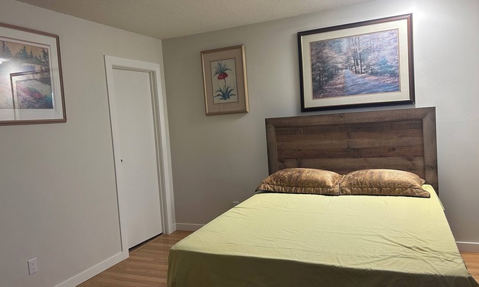 Saskatoon House | A spacious mainfloor suite in a great location