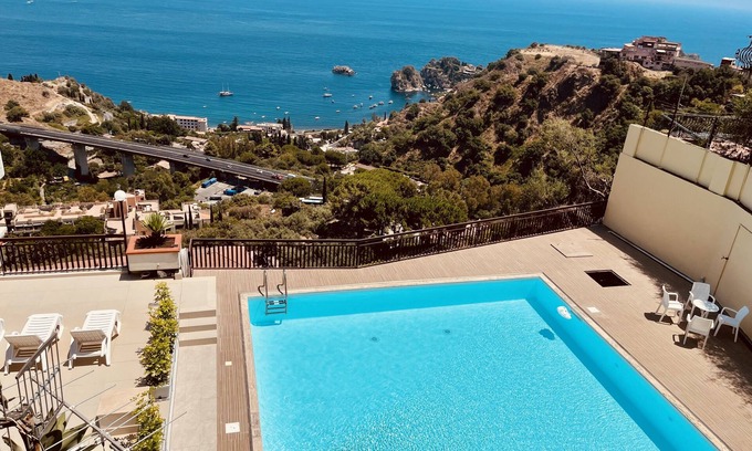 Taormina Apartment | A splendid three-room apartment with a pool and breathtaking views.