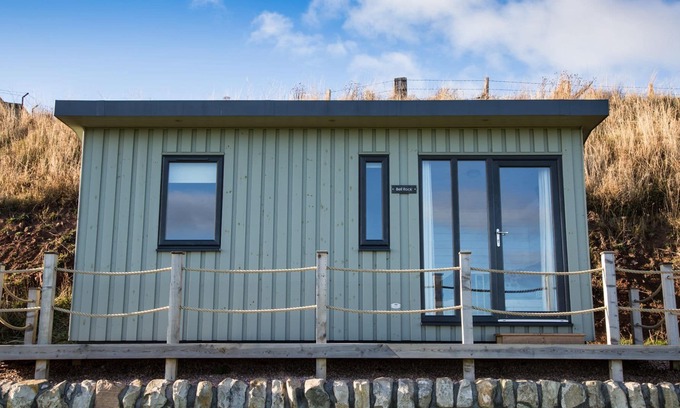 Anstruther Cabin | A standard beach hut that sleeps 4 guests in 1 bedroom