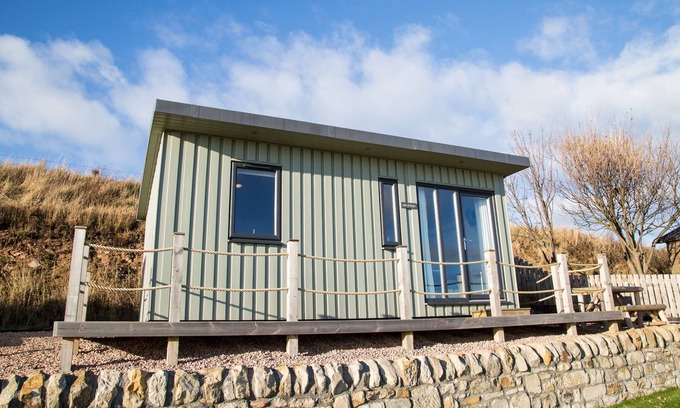 Anstruther Cabin | A standard beach hut that sleeps 4 guests in 1 bedroom