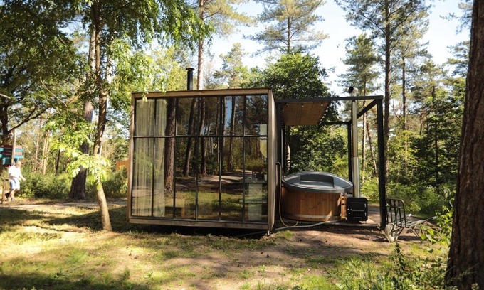 Maaseik House | A stress-free stay in this classic cabin with hottub