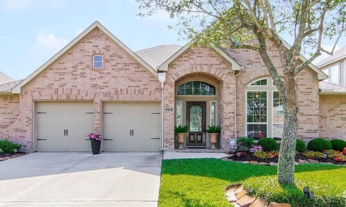 Houston House | A stunning home in Pearland, Texas awaits you! Thoroughly sanitized!