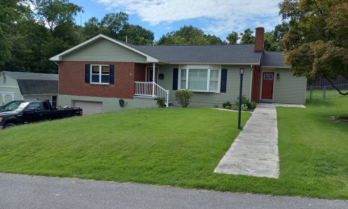 Clifton Forge House | A Stylish 2+ Bedroom Rancher