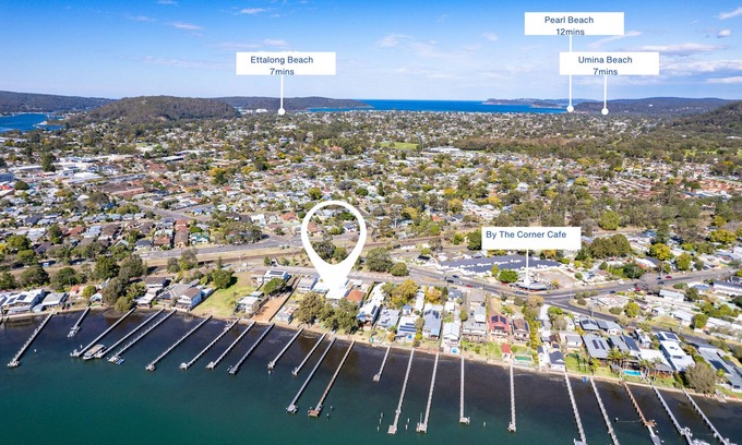Woy Woy House | A waterfront retreat with private jetty and games room (Pet friendly!)
