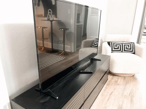 South Overton House | Abbott Retreat- 4min walk to TTU & 2 king beds