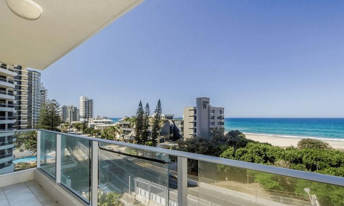 Main Beach Apartment | Absolute Beach Front on Main Beach