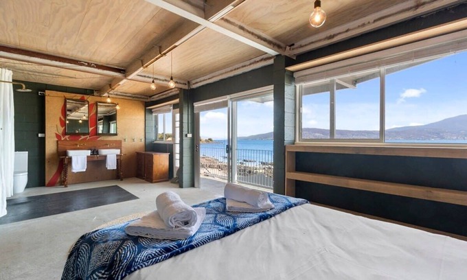 Howrah House | Absolute Waterfront Only 15 minutes From Hobart