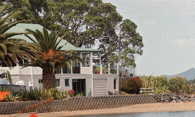 Parua Bay House | Absolute Waterfront Self Contained 2 bedroom beachfront unit