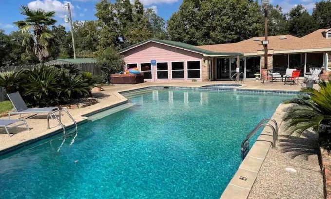 Lafayette House | Acadie EVENT Retreat w/POOL for 14+ w/GameRoom