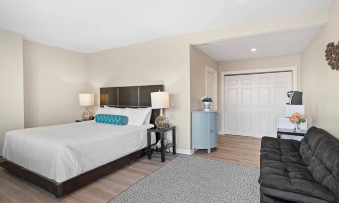 Falmouth Heights Apartment | Accessible 1 King Bed Premium Suite