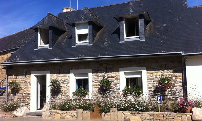 Nevez Apartment | Accommodation with swimming pool close to sandy beaches and hiking trails.