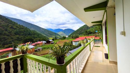 Bomdila House | Accomoon hillside homes