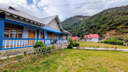 Bomdila Bed & Breakfast | Accomoon River Side Cottages