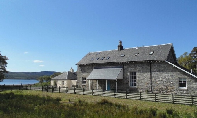 Tarbert Cottage | ACHAGLACHGACH STABLES, pet friendly, with open fire in Tarbert