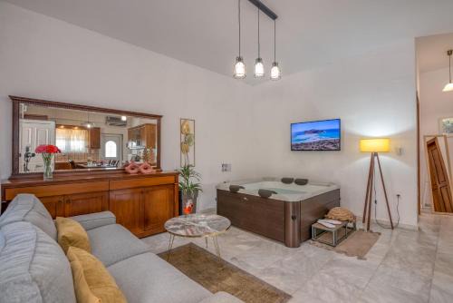 Kotsiana House | Achilleas Deluxe House-Jacuzzi - BBQ