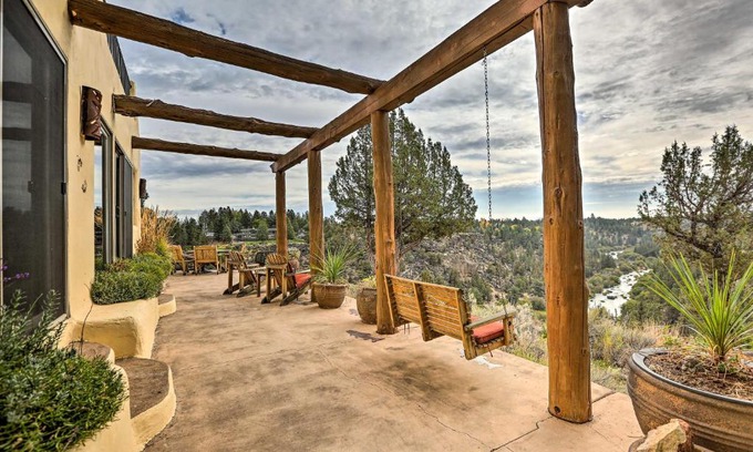 Redmond House | Adobe Home - River and Mtn Views with Hot Tub!