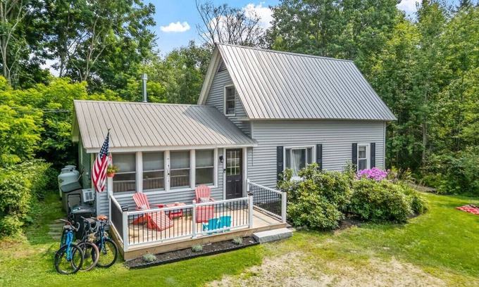 Jefferson Apartment | Adorable Mountain View New Englander
