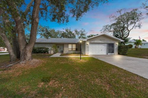 Spring Hill House | Adventure Coast: 2/2 Near Springs, Beach, Hot Tub