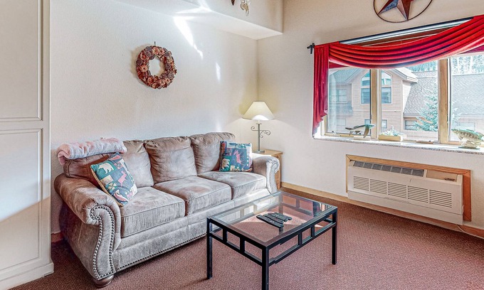 Mountain House Apartment | Affordable condo w/mountain views plus a shared pool & hot tub