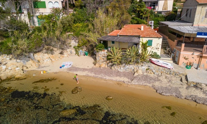 Scaglieri Apartment | Agave directly on the Forno beach with private parking space and large terrace by the sea