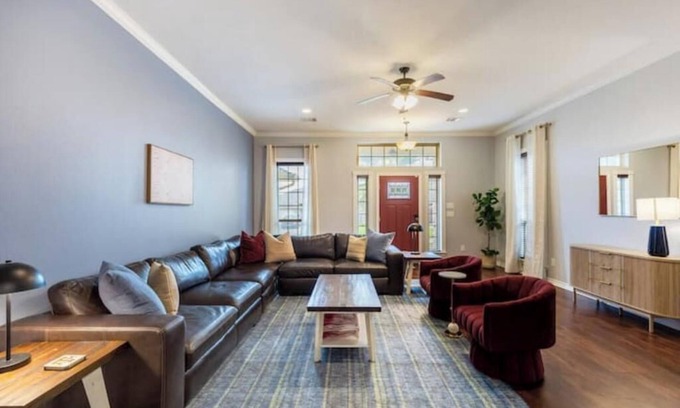 Wellborn House | Aggie Escape 4BR+Fire Pit + Yard Games Near A&M