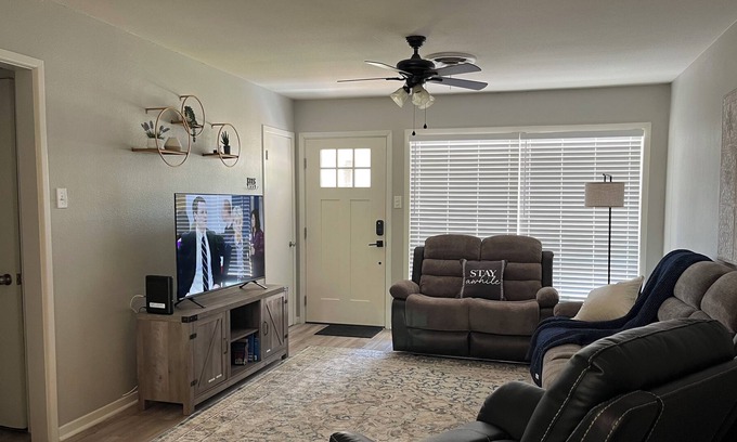 College Station Cottage | Aggieland retreat. Remodeled mid-century house in Bryan-10 min. from A&M!