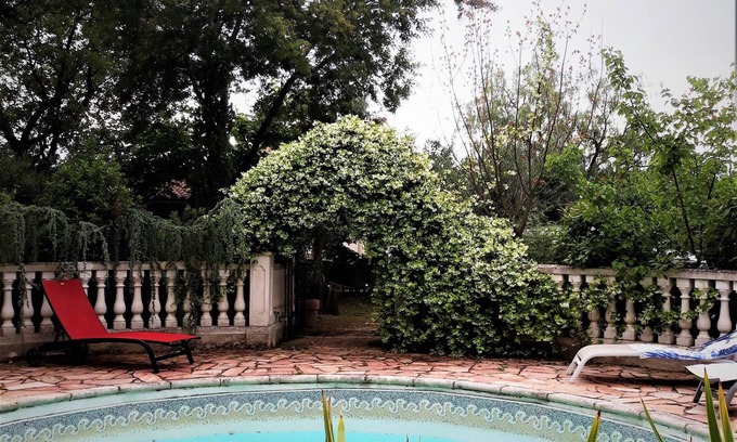 Bagnols-en-Foret Apartment | Agréable Studio Dans Jardin Paysager Avec Piscine et Grande Cuisine D'été