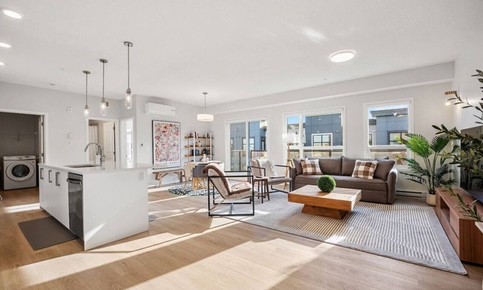 Southeast Calgary Apartment | Air Conditioned 2 BR Executive Suite/w King Bed