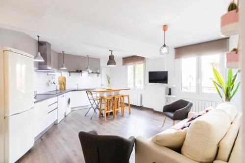 Basurto-Zorroza Apartment | AkomodaT en apartamento luminoso junto al paseo de la ría