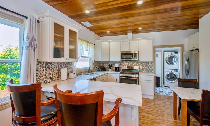 West Alameda House | Alameda 2BR 2BA house, AC, near Alameda ferry to San Francisco, 2 free parking.