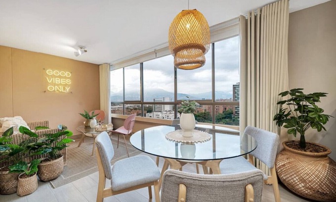 La Aguacatala Apartment | Alcazar 1103 · Luxe Apt in Oviedo w/city view, 1AC by HOUSY HOST