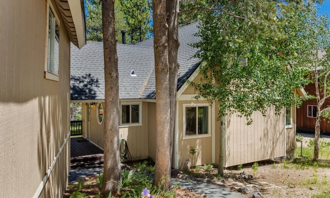 Truckee House | Alder Creek Paradise - Tree-lined Cabin Stay for 7
